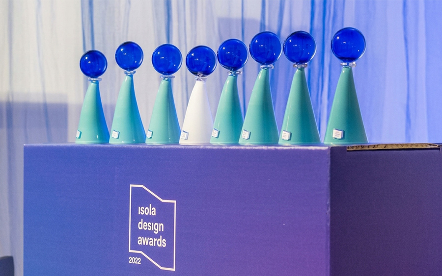 Trofei Isola Design Awards 2022 allineati: sfera di vetro blu su un cono turchese, con uno dei coni bianco